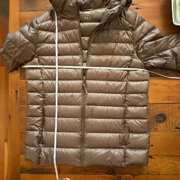 WOMENS UNIQLO ULTRA LIGHT PACKABLE DOWN JACKET WITH HOOD, LIKE NEW!  SIZE L - Picture 3 of 7
